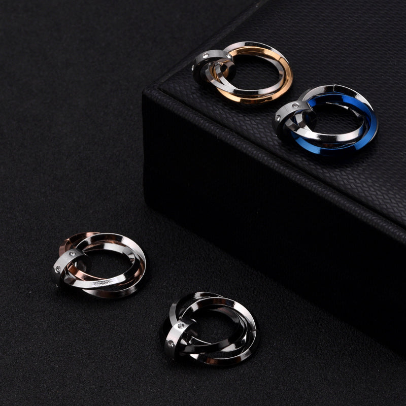 Collar de tres anillos entrelazados: Unión del Amor, Fidelidad y Eternidad.