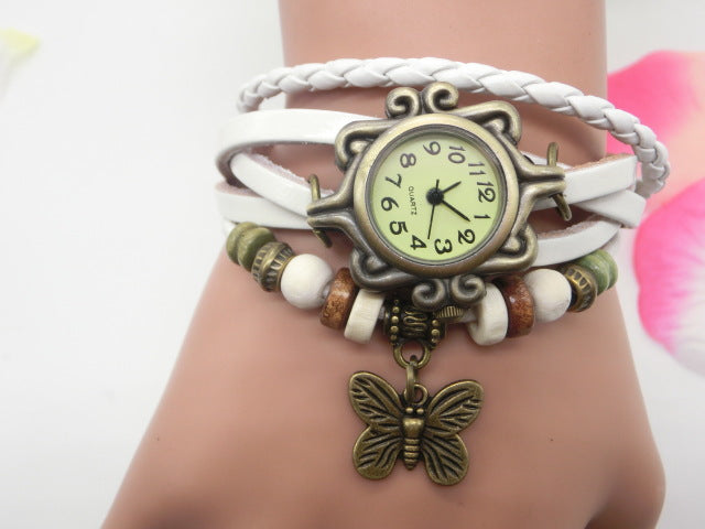 Reloj con pulsera de cuero trenzado y dije de mariposa