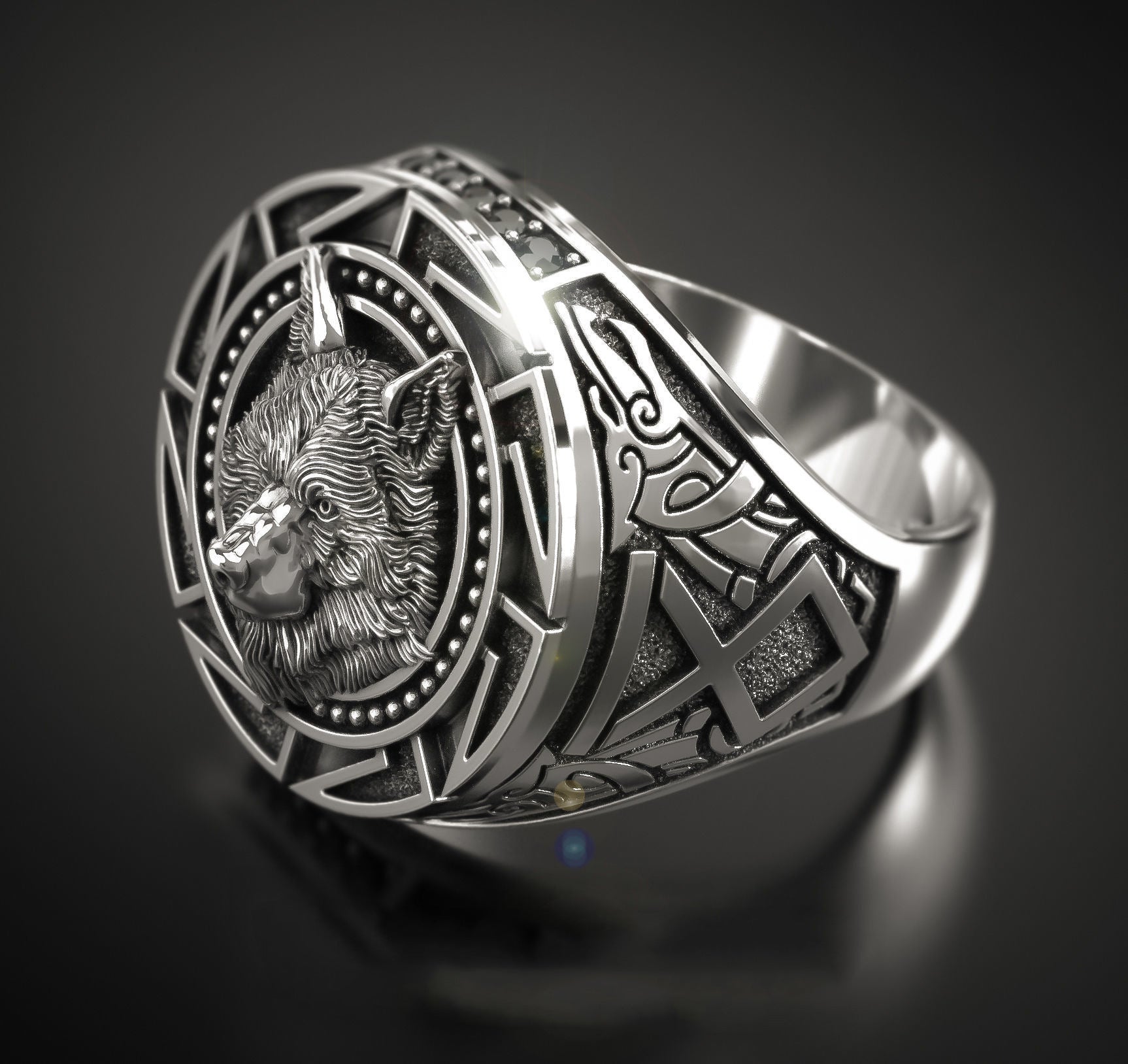 Anillo de Plata para Hombre con Lobo en Relieve – Estilo Tribal y Alternativo