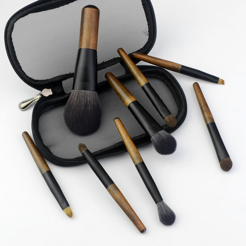 Set completo de brochas de maquillaje mini con estuche portátil, ideal para retoques de ojos, con diseño elegante en blanco puro y madera.