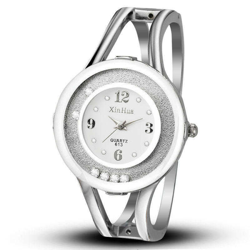 Reloj femenino con brazalete metálico