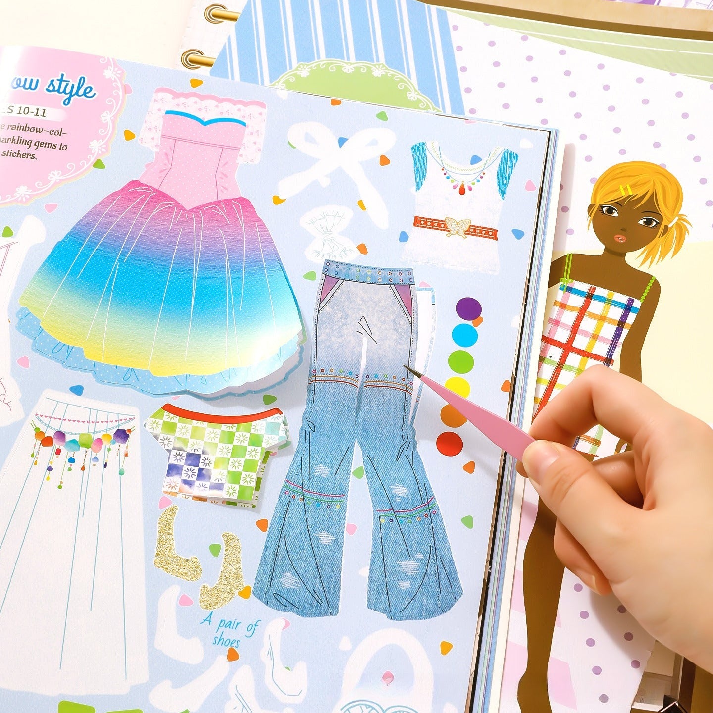Libro de Pegatinas para Aprender diseño de Modas : Juego Creativo para Decorar y Diseñar Ropa