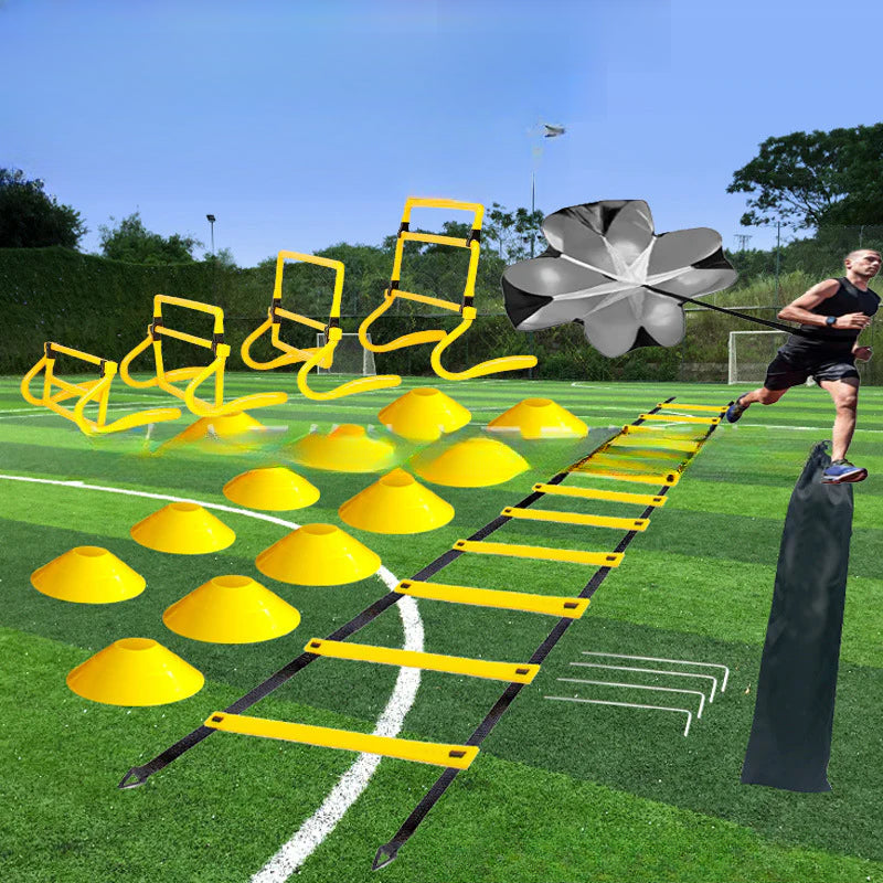 Set de entrenamiento deportivo con escalera de agilidad, conos, paracaídas de resistencia y vallas en campo de césped. Mejora velocidad y coordinación.