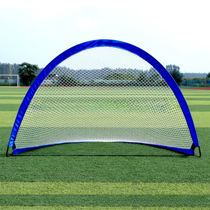 Portería de fútbol portátil con borde azul, tamaño grande, diseñada para uso en exteriores como canchas o parques.