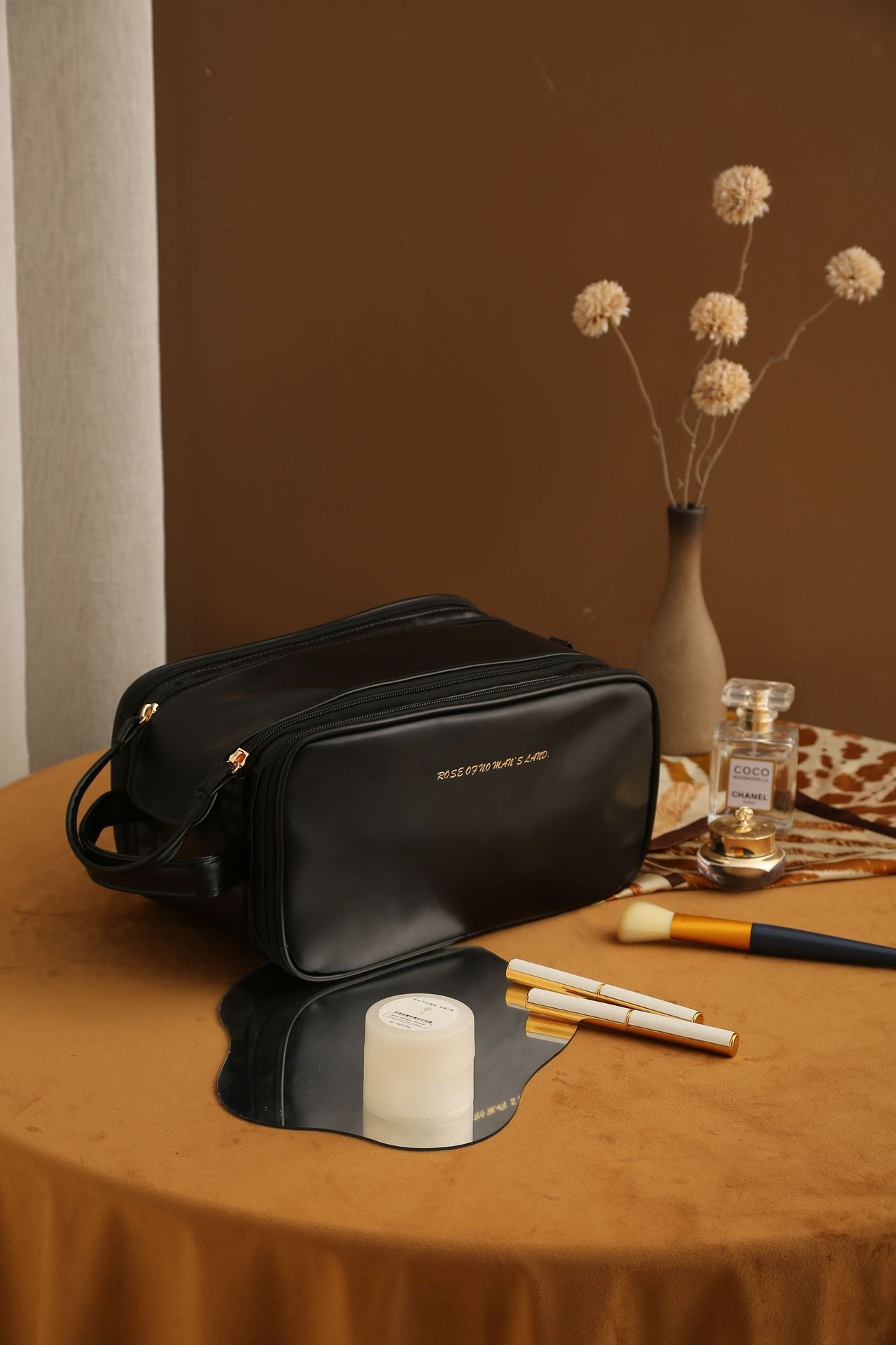 Neceser de maquillaje de PU negro con diseño elegante y funcional, ideal para guardar productos de belleza en viajes.