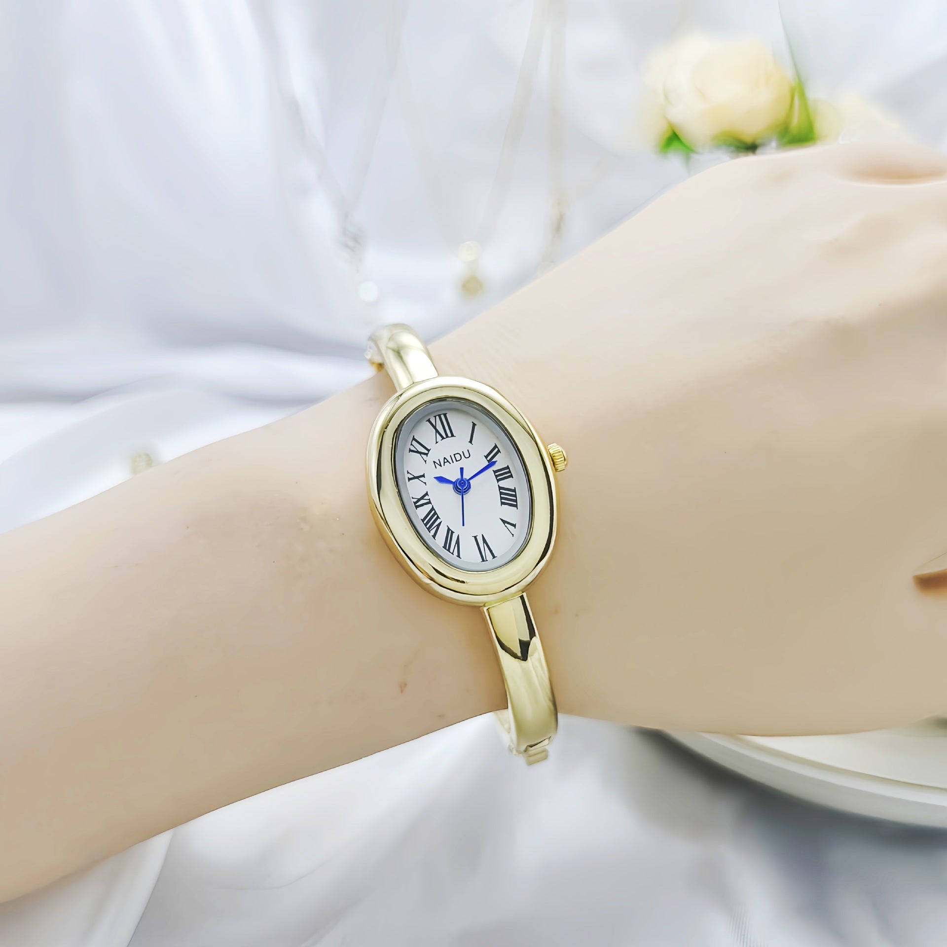 Reloj de pulsera ovalado para mujer