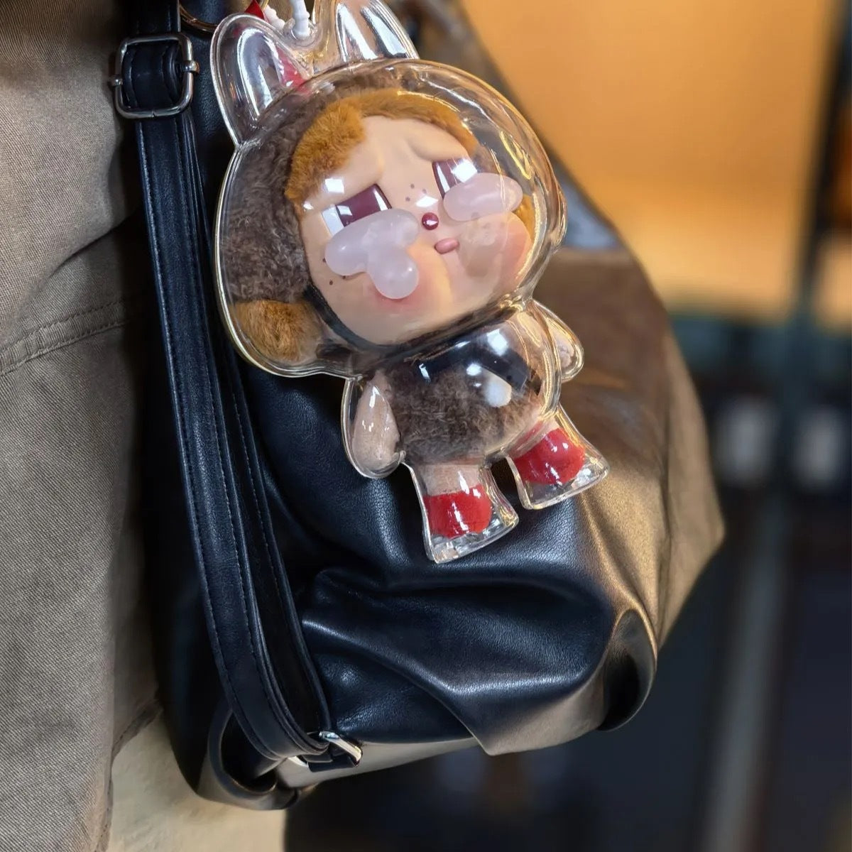 Funda Protectora Transparente Labubu Have a Seat.