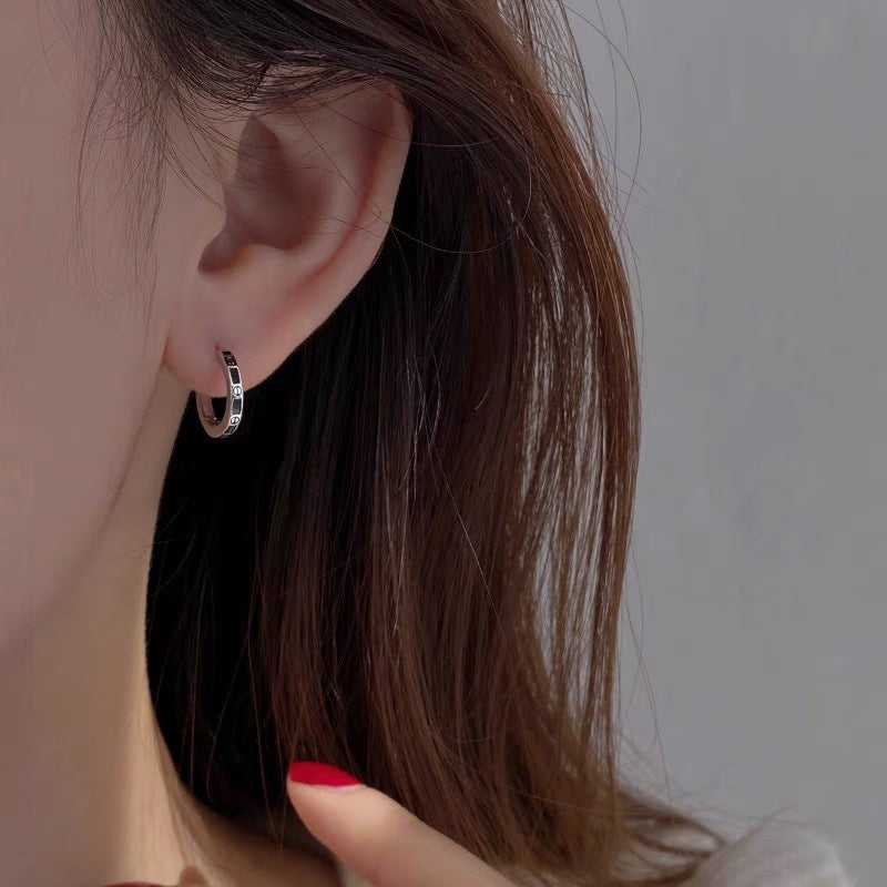 Aros Pequeños en Plata 999 – Diseño Geométrico y Contraste Negro