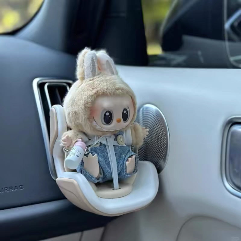 Asiento de auto para muñeca Labubu – Decorativo para Rejilla de Ventilación