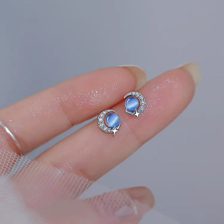 Pendientes pequeños en Plata Pura S999 con Piedra de Ojo de Gato Azul – Delicados