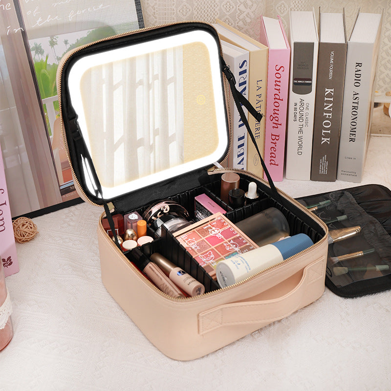Neceser de maquillaje beige con espejo iluminado y compartimentos para cosméticos. Perfecto para viajes y cuidado personal diario.