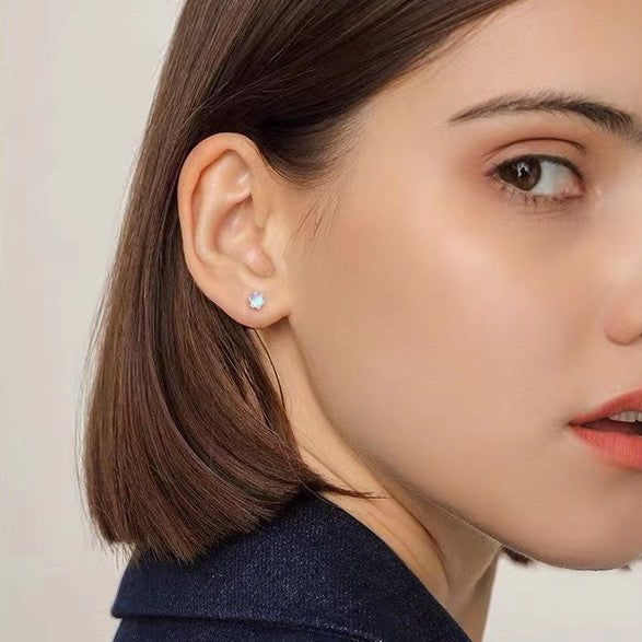 Aretes de Botón con Piedra de Luna en Plata 999 – Diseño Elegante y Sutil para Mujer