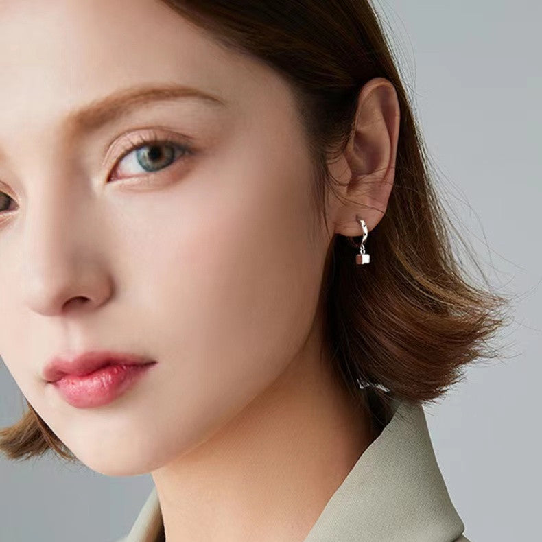 Aros de Plata 925 con Dije de Cubo – Estilo Minimalista y Cierre Click