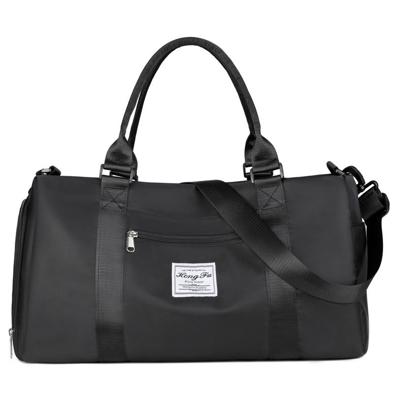 Bolsa deportiva impermeable negra con asas resistentes y diseño funcional. Incluye espacio separado para zapatos y objetos personales.