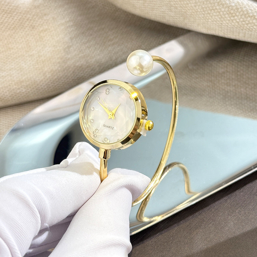 Reloj elegante con números en cristales