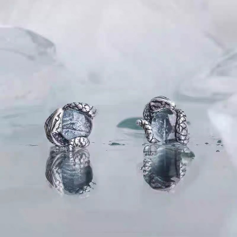 Aretes Botón de Serpiente en Plata 925 con Piedra de Luna: Ojos de Serpiente - Unisex