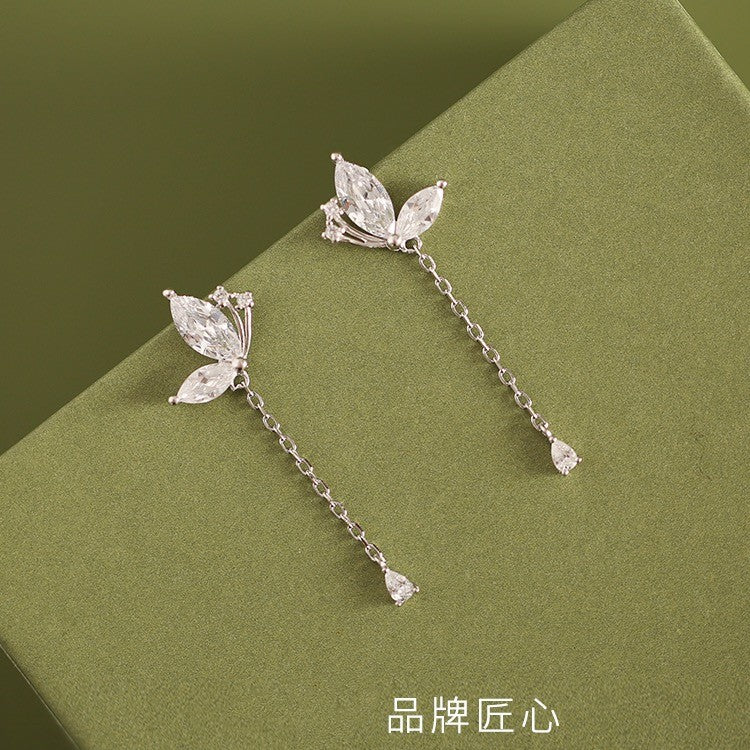 Pendientes con Mariposa en Plata – cadena colgante, Livianos con Piedras Brillantes