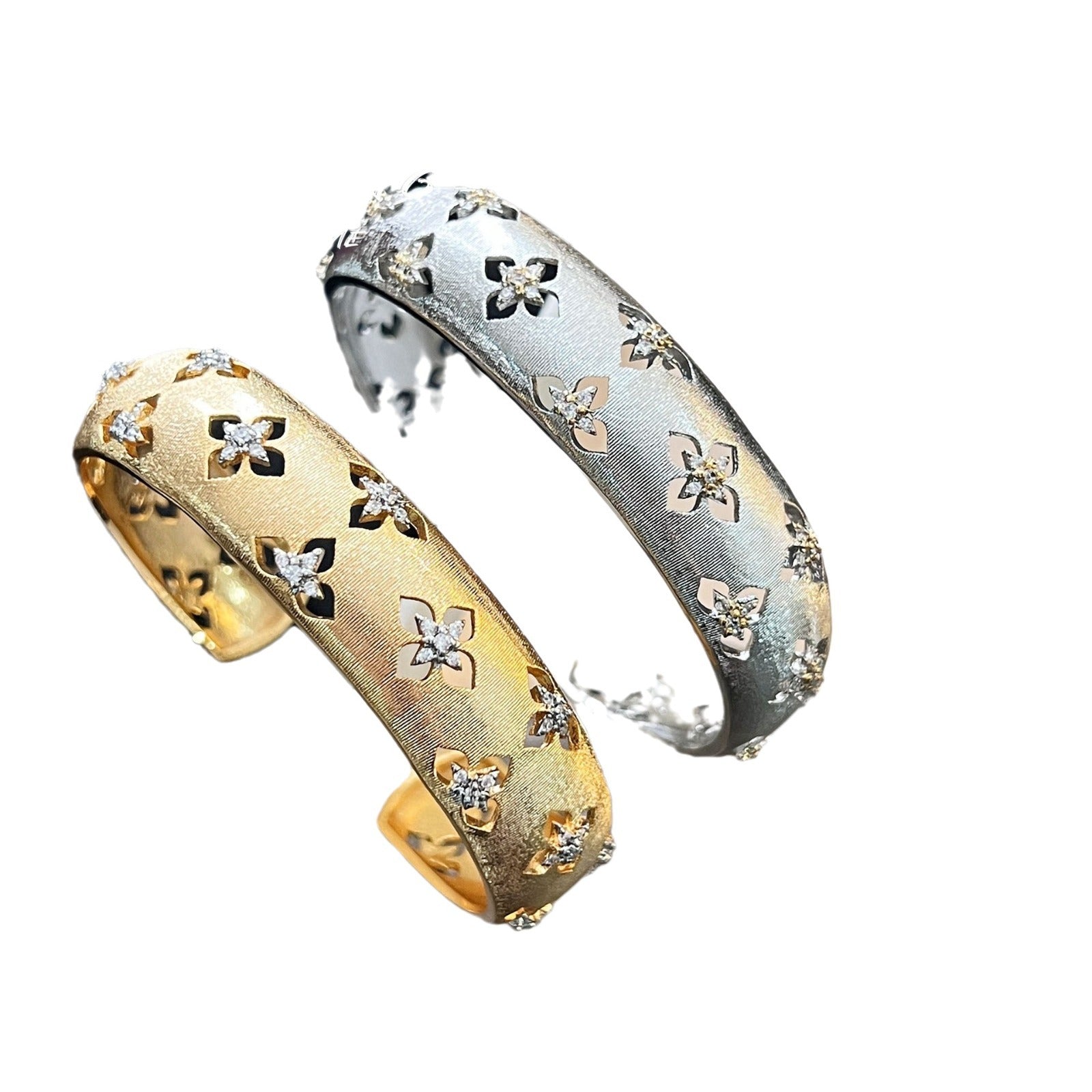 Set de Joyería para Mujer: Anillo, Pendientes, Collar y Pulsera - Calado Dorado o Plateado