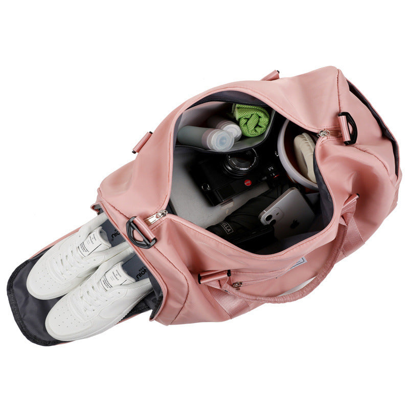 Interior de bolsa deportiva impermeable con compartimento para zapatos y espacio para artículos personales. Práctica para gimnasio y viajes.