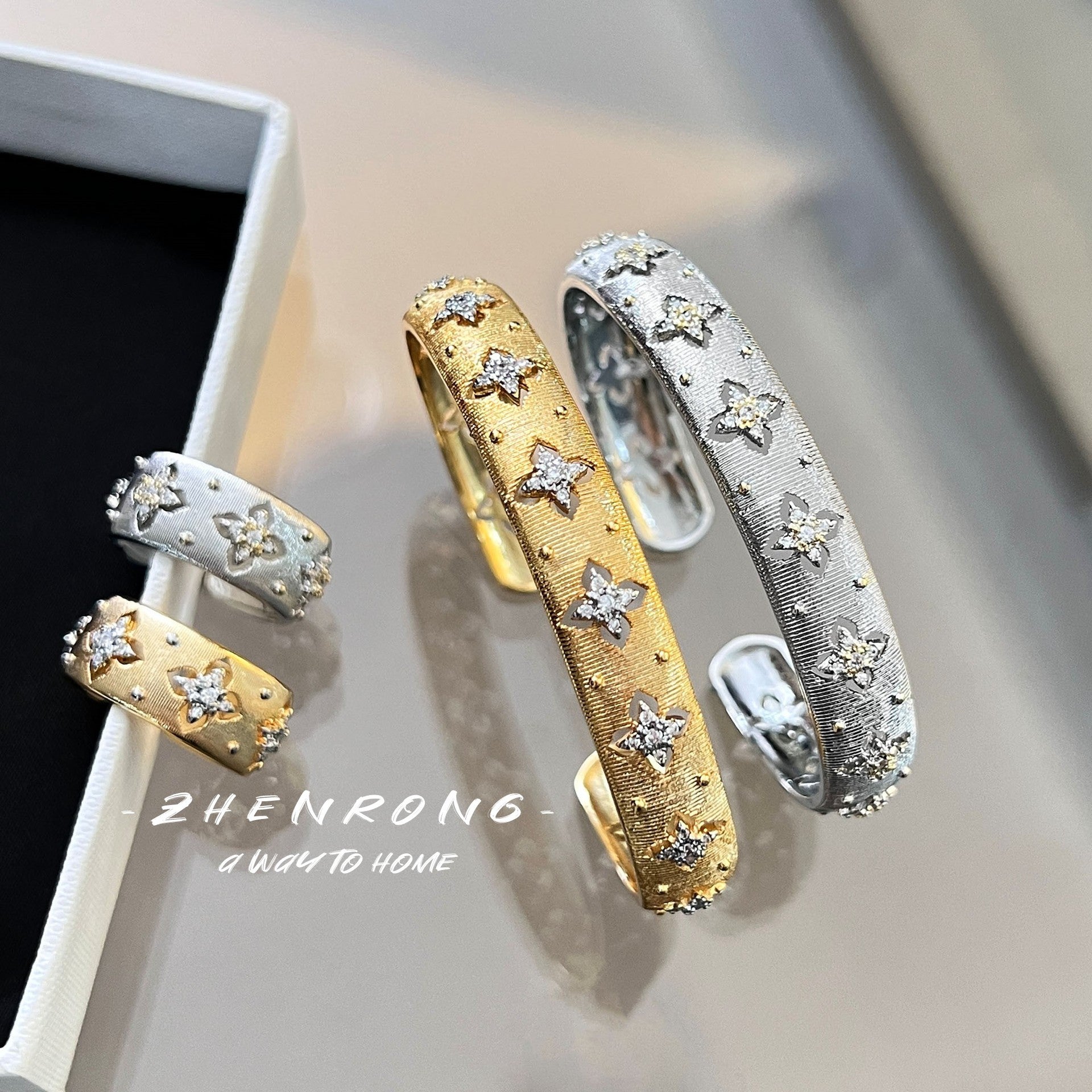 Set de Joyería para Mujer: Anillo, Pendientes, Collar y Pulsera - Calado Dorado o Plateado