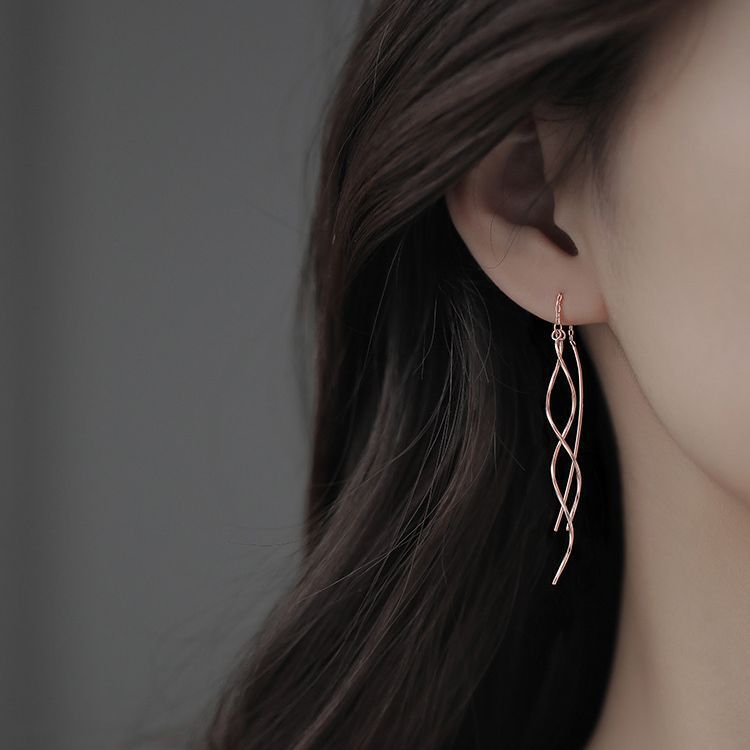 Aretes Largos de Mujer con Borlas Onduladas – Movimiento y Estilo para el Rostro