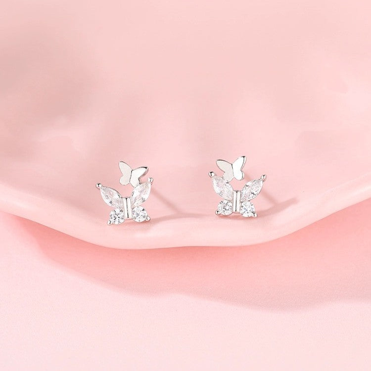 Aretes Botón de Plata para Niña – Diseño de Mariposa con Zirconia