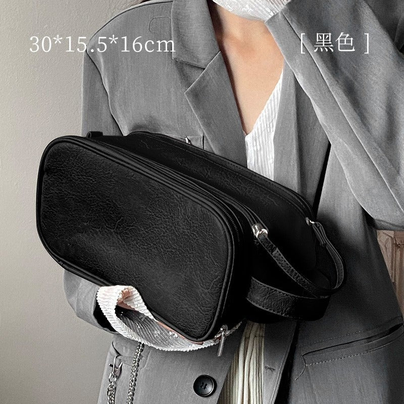 Neceser de maquillaje negro de PU con medidas 30x15.5x16cm, diseño moderno y portátil para viajes y uso diario.