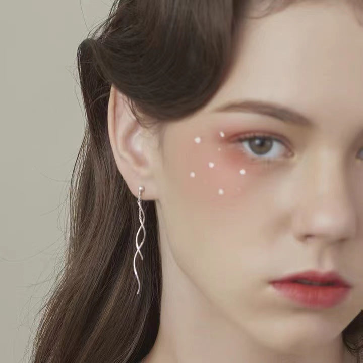 Pendientes de plata S925: aretes largos con línea ondulada, estilo francés, con borlas, diseño exclusivo, elegancia europea