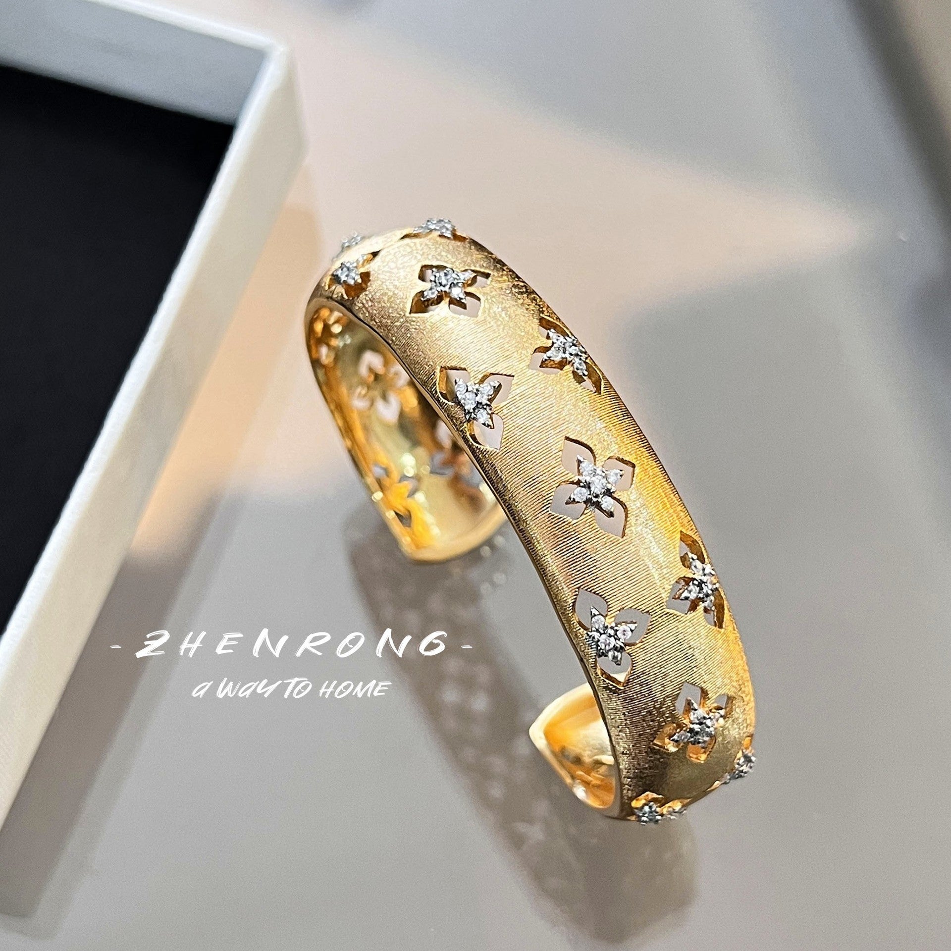 Set de Joyería para Mujer: Anillo, Pendientes, Collar y Pulsera - Calado Dorado o Plateado