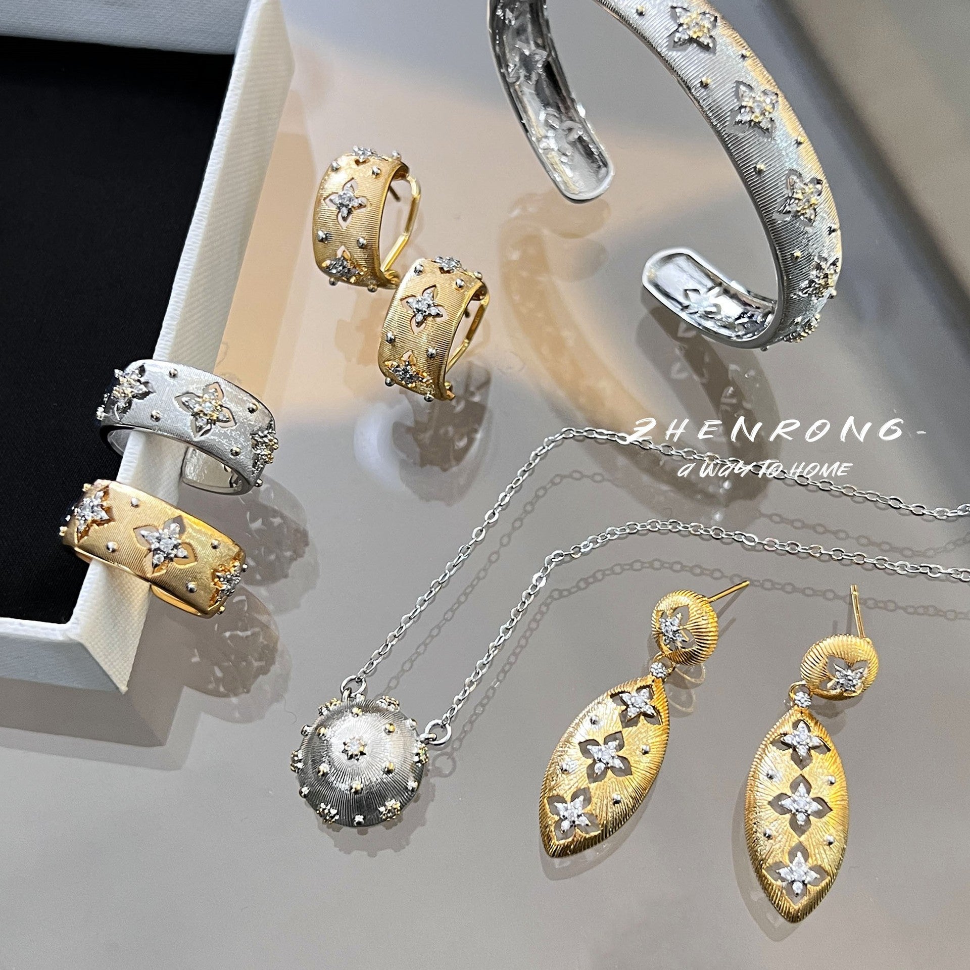 Set de Joyería para Mujer: Anillo, Pendientes, Collar y Pulsera - Calado Dorado o Plateado