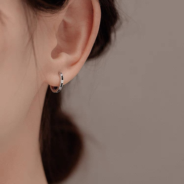 Aros Pequeños en Plata 999 – Diseño Geométrico y Contraste Negro