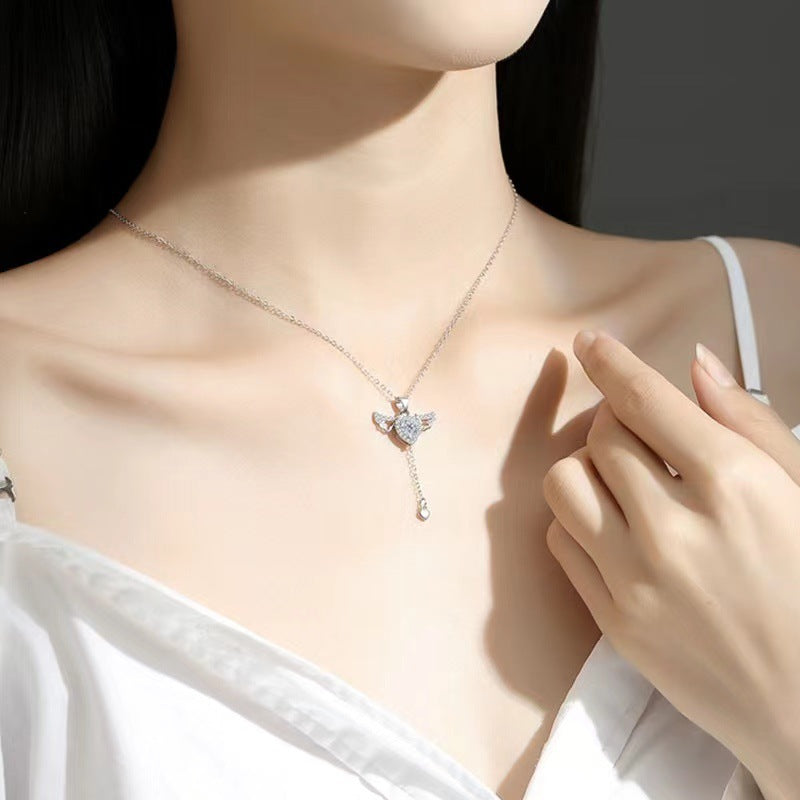 Collar de Corazón con Alas: Cadena Corta - Regalo para San Valentín