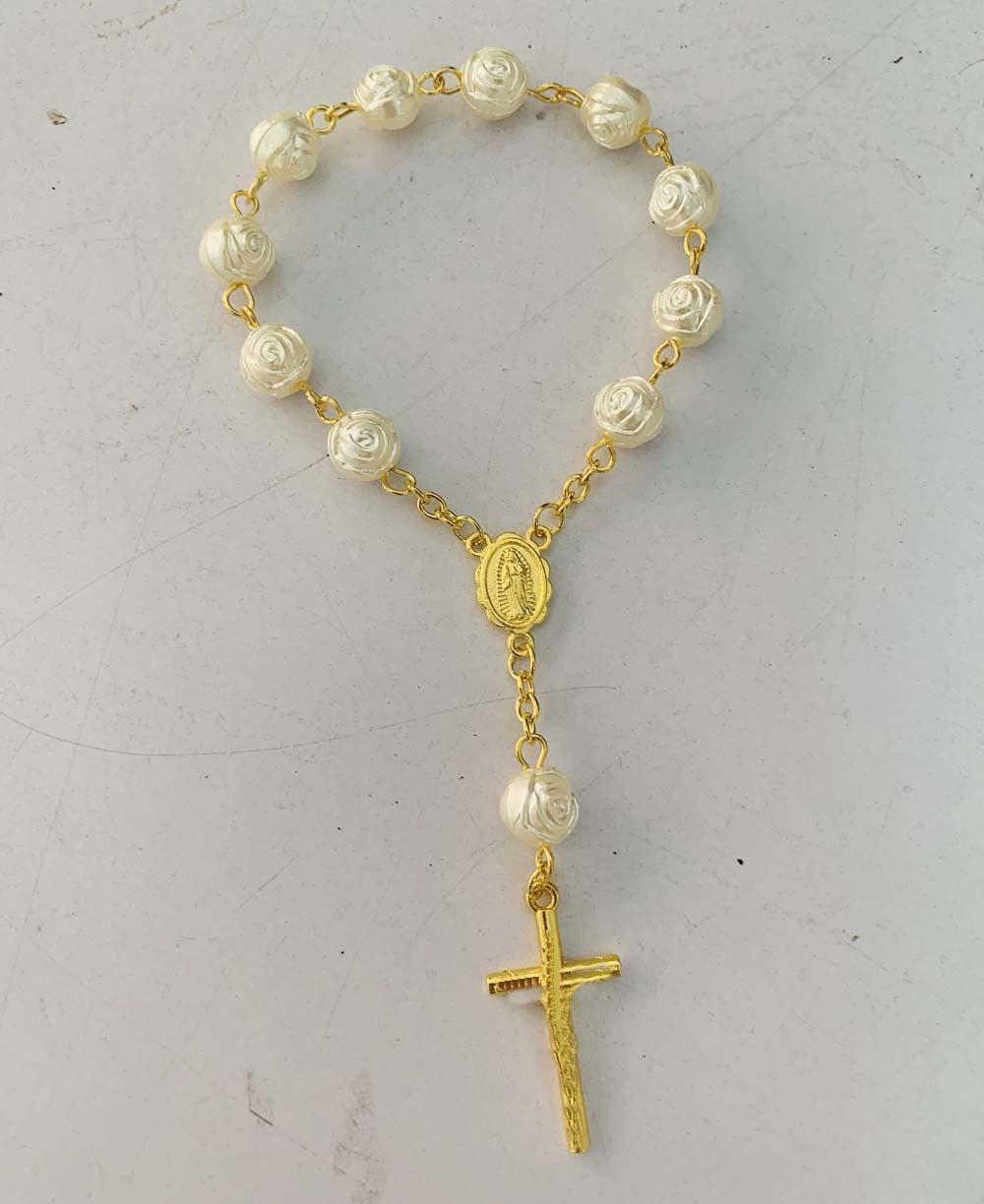 Pulsera Religiosa de Rosas con la Virgen del Carmen – Recuerdo de Bautizo o Primera Comunión