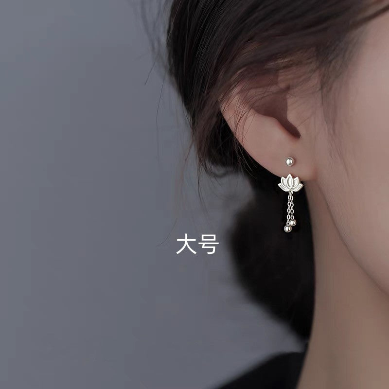 Aretes con Flor de Loto de Plata Pura S999: Diseño tipo Huggie con Cierre de Rosca