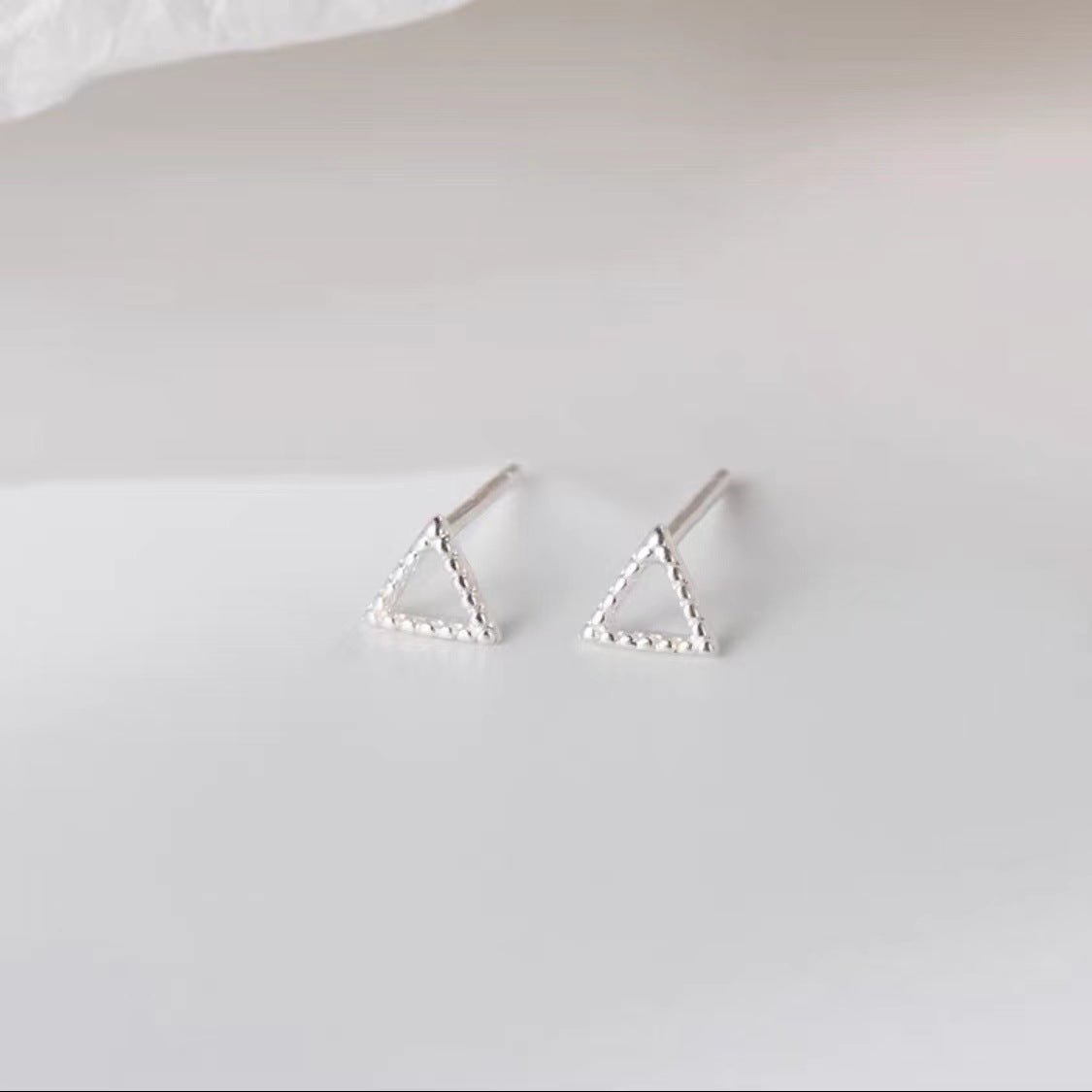 Pendientes de Botón Siluetas Geométricas en Plata Pura S999 – Diseño Minimalista y Elegante
