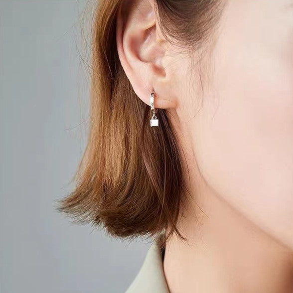 Aros de Plata 925 con Dije de Cubo – Estilo Minimalista y Cierre Click