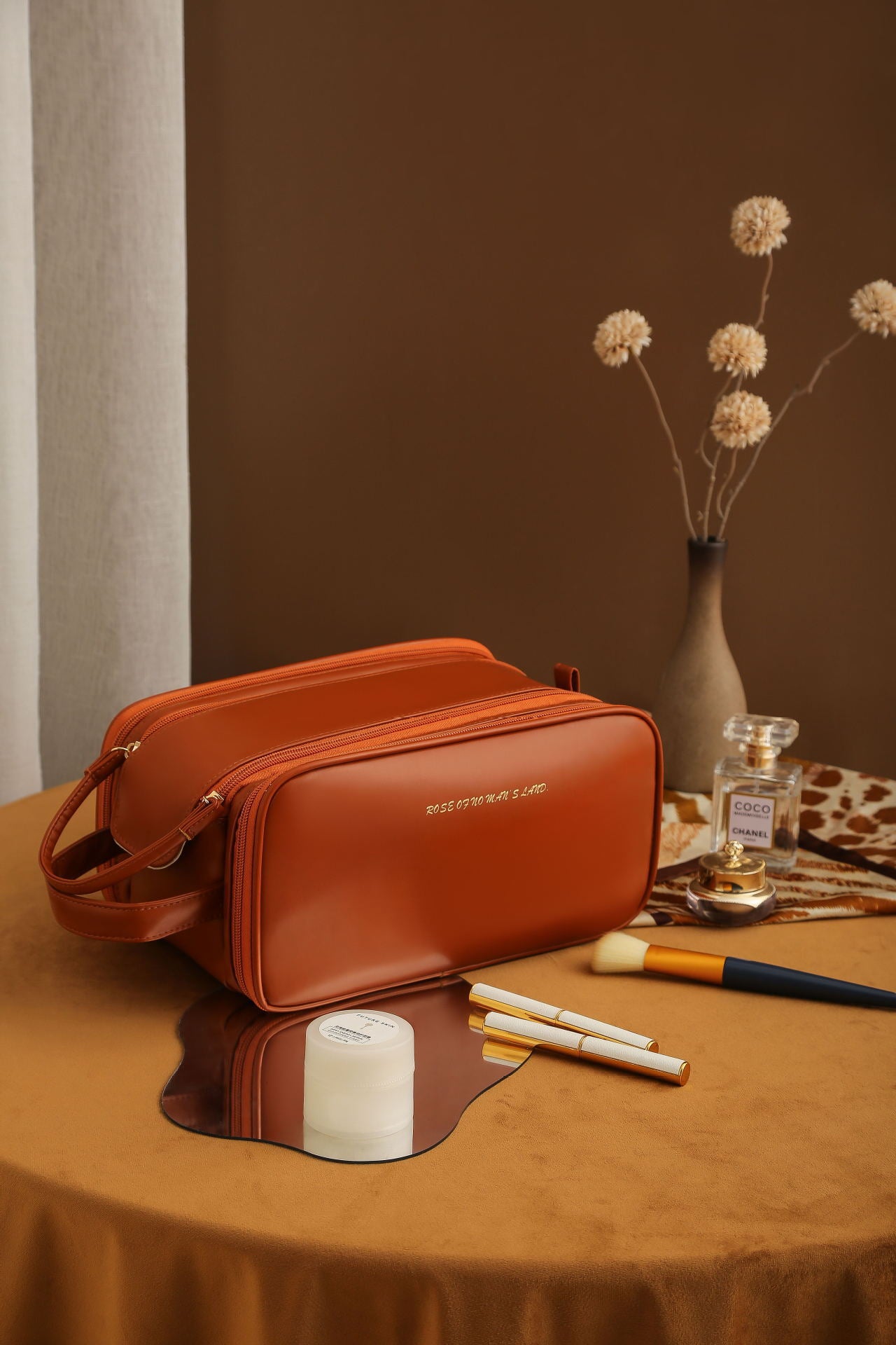 Neceser de maquillaje nuevo de PU marrón anaranjado con diseño moderno y gran capacidad, ideal para viajes y uso diario.