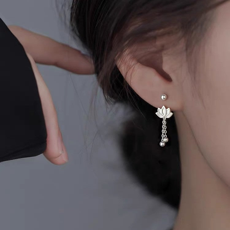 Aretes con Flor de Loto de Plata Pura S999: Diseño tipo Huggie con Cierre de Rosca