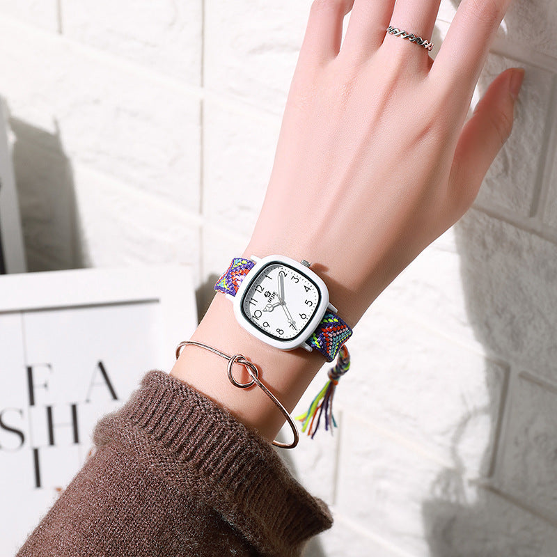 Reloj Juvenil Unisex con Manilla Tejida Disponible en Varios Colores