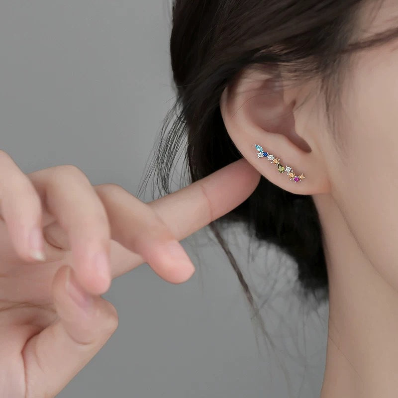 Aretes Trepadores con Circonias Multicolor en Plata Pura – Diseño de Gancho Juvenil