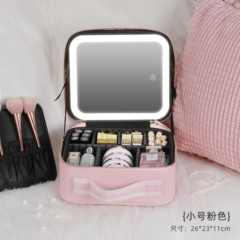 Neceser de maquillaje compacto rosa con espejo iluminado y brochas. Tamaño pequeño ideal para viajes y organización eficiente.