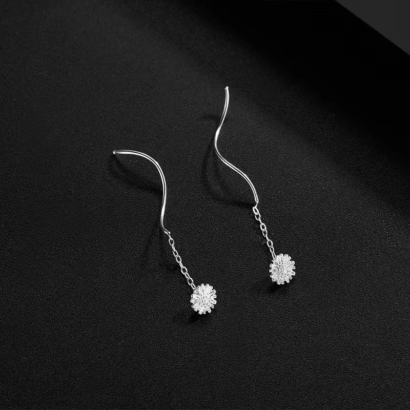 Pendientes Enhebrador en Plata 999 con Flor Margarita – Diseño Minimalista para Mujer