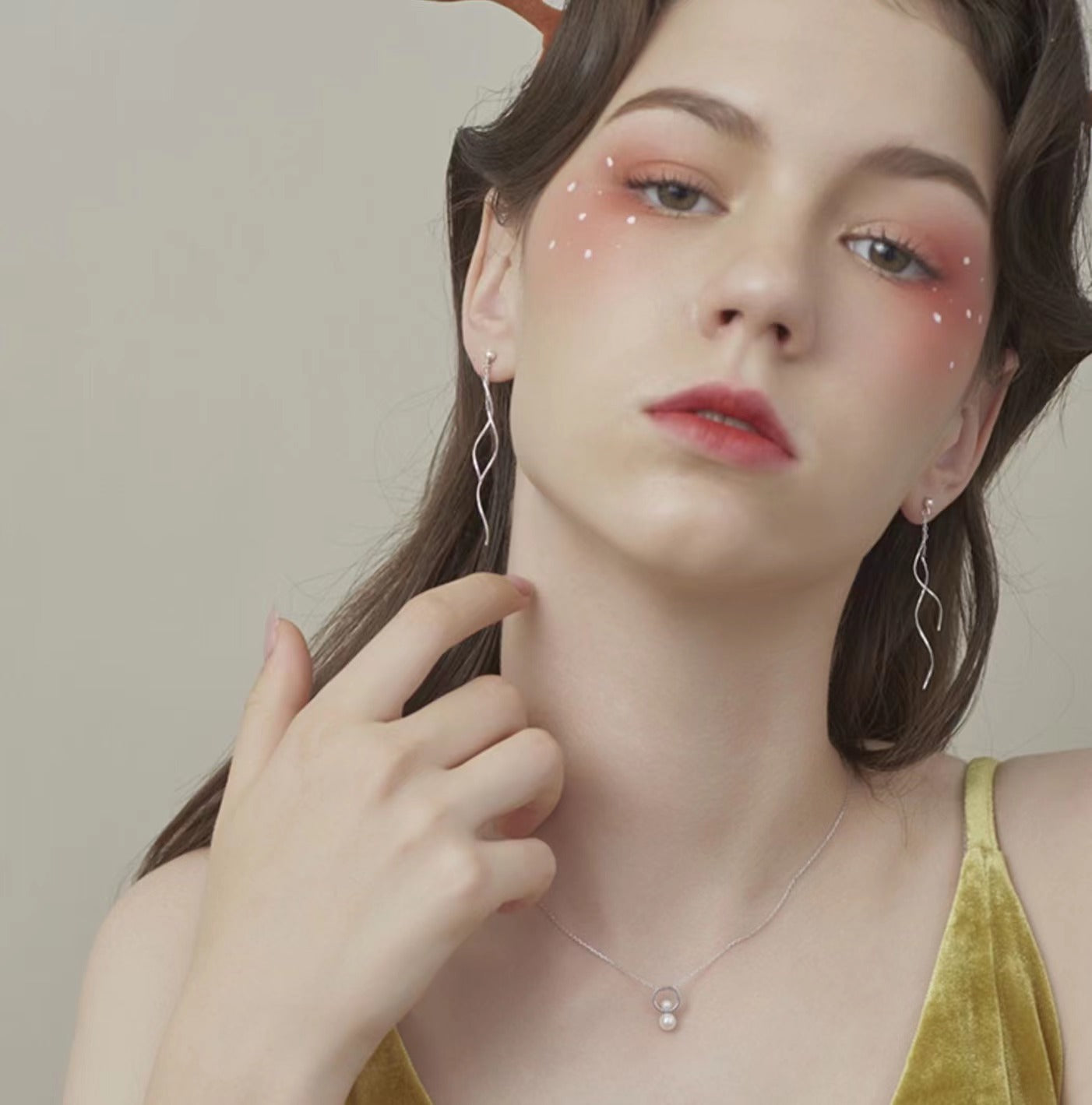 Pendientes de plata S925: aretes largos con línea ondulada, estilo francés, con borlas, diseño exclusivo, elegancia europea