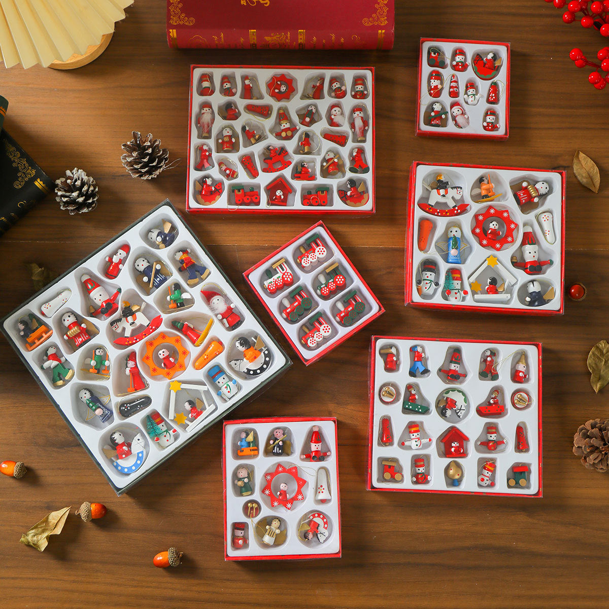 Colgantes de madera con diseños festivos