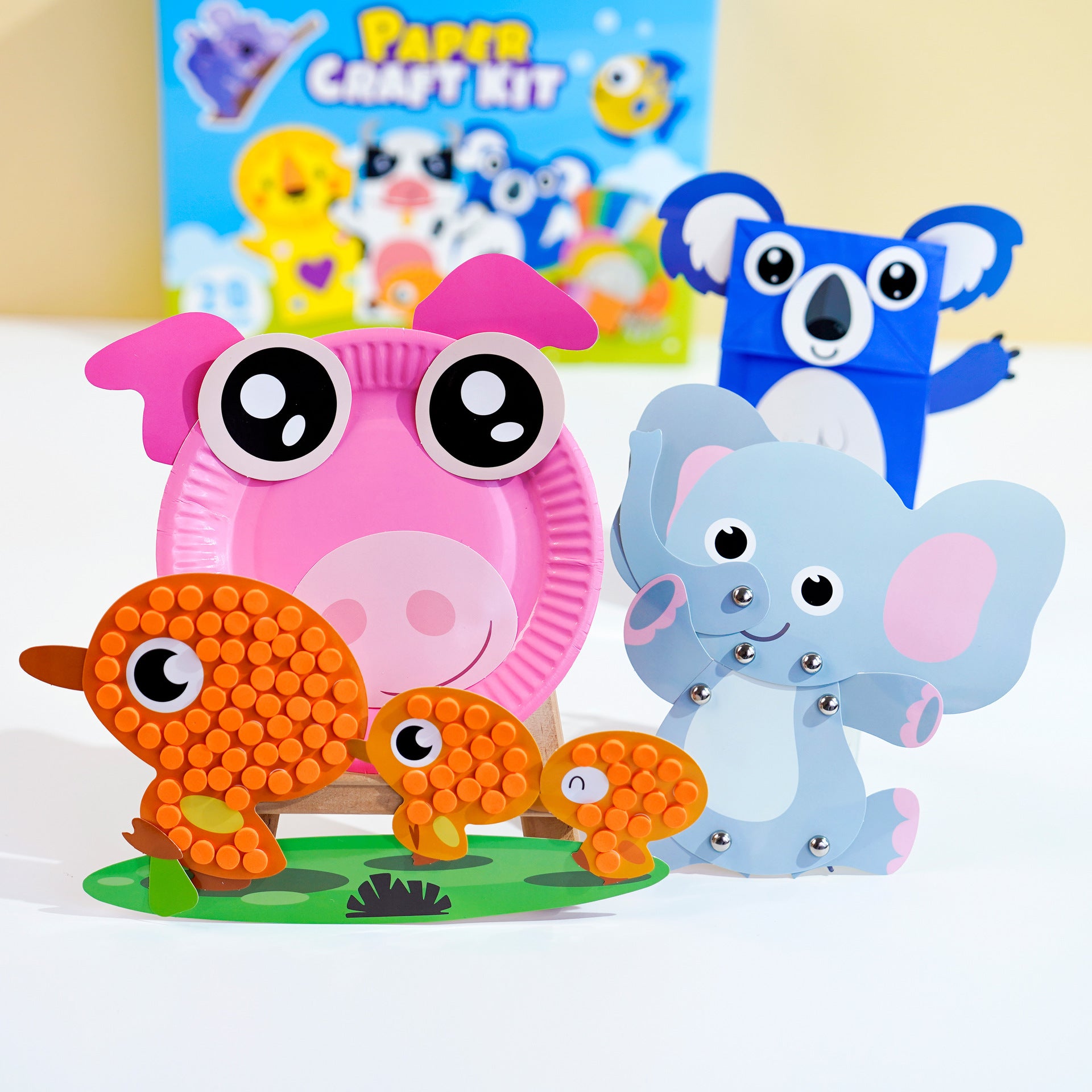 Animales de papel como cerdito, koala y patos hechos con el Kit de Manualidades para Niños: Animales de Papel, Disfraces y Más, ideal para actividades creativas.