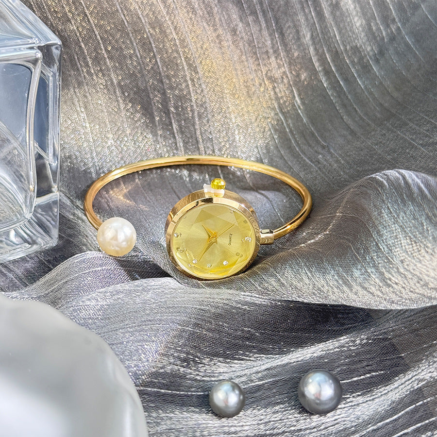 Reloj de pulsera con perla y números decorados con cristales