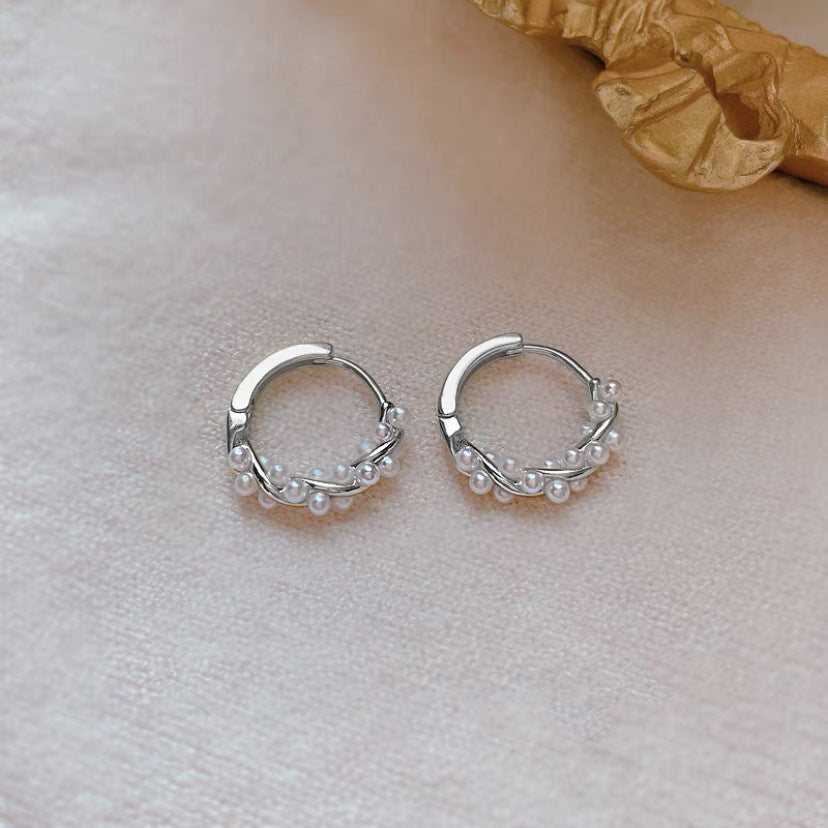 Candongas Pequeñas de Plata 925 con Perlas – Estilo Clásico con Cierre de Ballestilla