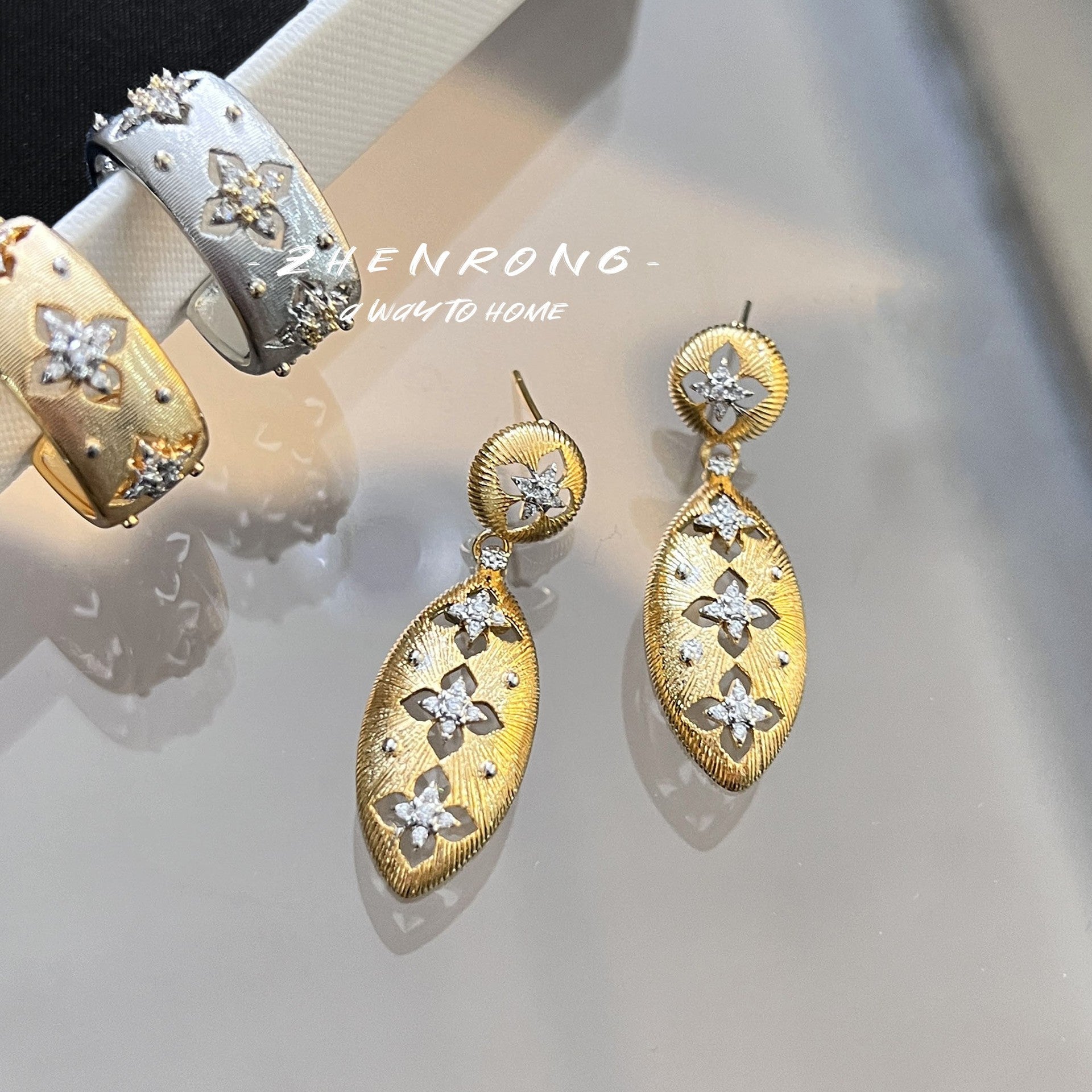 Set de Joyería para Mujer: Anillo, Pendientes, Collar y Pulsera - Calado Dorado o Plateado