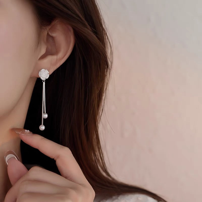 Pendientes Largos de Flor Blanca en Plata 925 – Estilo Borlas con Perlas Elegantes