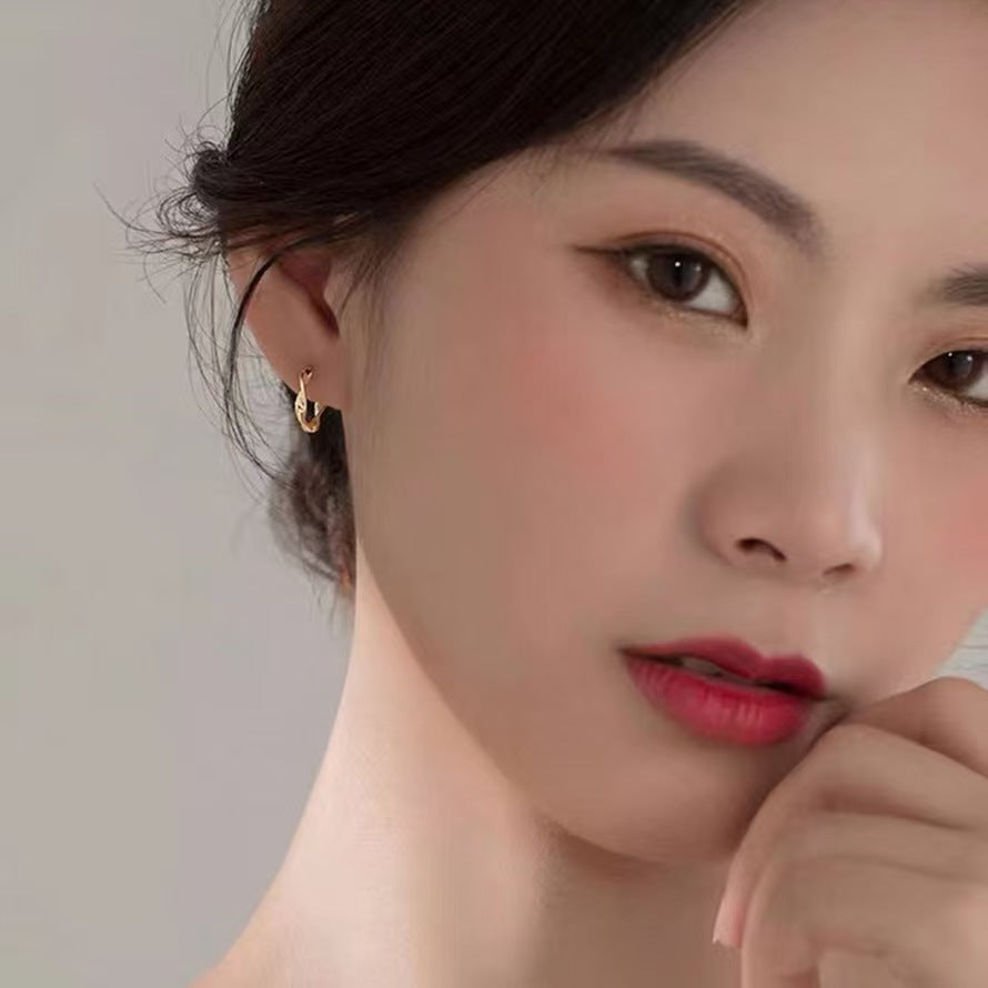 Aros pequeños de plata 925: Diseño Moebius con estilo minimalista